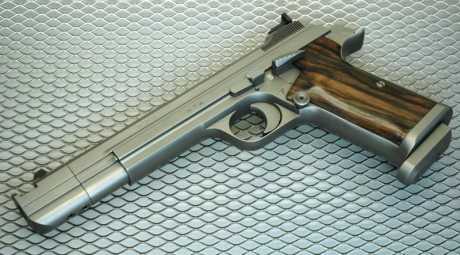 Sin lugar a dudas la pistola 9mm mas precisa de todos los tiempos es la SIG P210. Es imbatible en precisión 50