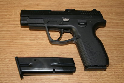 Vendo pistola CZ 100 de 9 mm PB, practicamente nueva, con 200 disparos. Maletin y 2 cargadores incluidos. 00