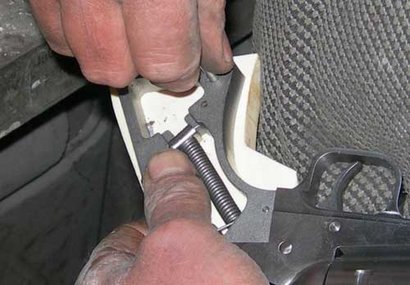 Alguien sabe algo de esta marca?? Fijaos en su muelle real, son revólveres enormes... :shock:  :shock: 00