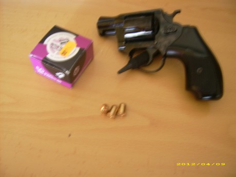 Vendo revolver blow 38 detonador, decir que no tiene maletin y que tiene dos marcas pequeñas una en el 00