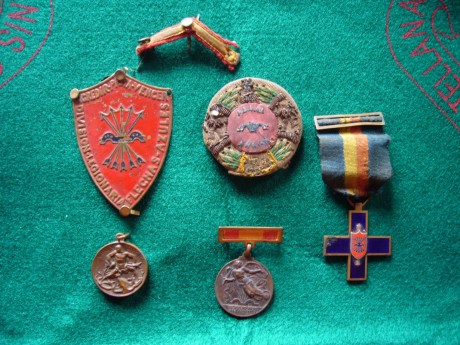 Hola compañeros,
hace poco he recuperado unas medallas de la guerra civil española que pertenecian a mi 01