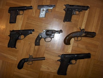 Buenas. Sólo quiero que veáis la colección de pistolas, revolver y pistoletes de mi novia. Todas las armas 00