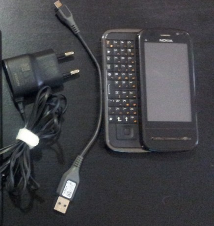 vendo nokia c6-00 con su cargador y cable de datos.poco uso!!precio 80euros. 00