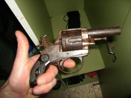  3.JPG  2.JPG  1.JPG alguien lo conoce? no tiene numero de serie. lo encontraron hace unos treinta años. 01