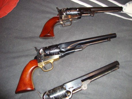 Hola a todos:

Me acaban de pasar un Colt de la marca ASM del calibre 44, pero en el arma no pone nada 61