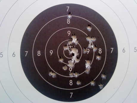 Sin lugar a dudas la pistola 9mm mas precisa de todos los tiempos es la SIG P210. Es imbatible en precisión 00