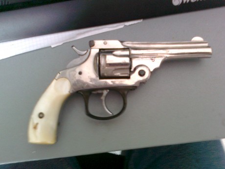 Se trata de saber algo más sobre un revolver EUSKARO marcado con una B y una C coronadas,  en el plano 22