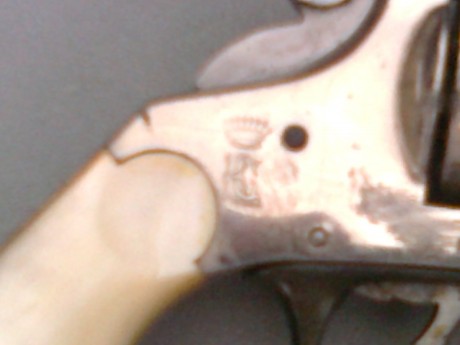 Se trata de saber algo más sobre un revolver EUSKARO marcado con una B y una C coronadas,  en el plano 21