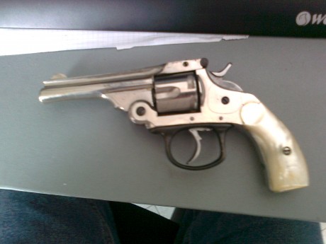 Se trata de saber algo más sobre un revolver EUSKARO marcado con una B y una C coronadas,  en el plano 20