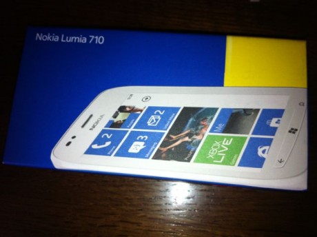 Vendo Nokia Lumia 710 de Vodafone nuevo a estrenar. El telefono es negro. Como se ve en la foto, esta 02