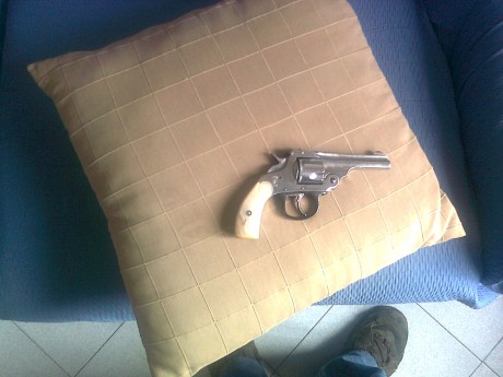 Se trata de saber algo más sobre un revolver EUSKARO marcado con una B y una C coronadas,  en el plano 72