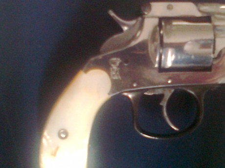 Se trata de saber algo más sobre un revolver EUSKARO marcado con una B y una C coronadas,  en el plano 71