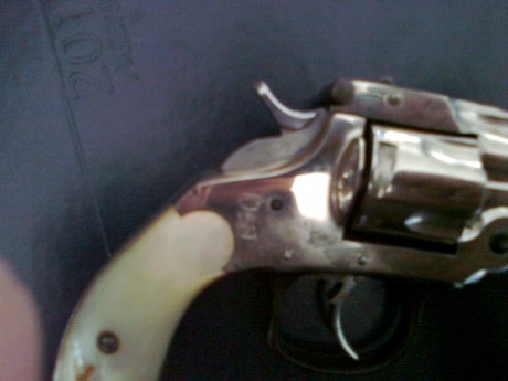 Se trata de saber algo más sobre un revolver EUSKARO marcado con una B y una C coronadas,  en el plano 70