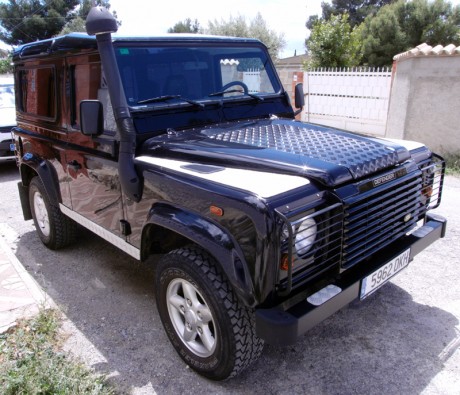 Vendo esta auténtica joya de los 4x4, el  Land Rover DEFENDER 90  de 3 puertas en color negro.

El coche 02