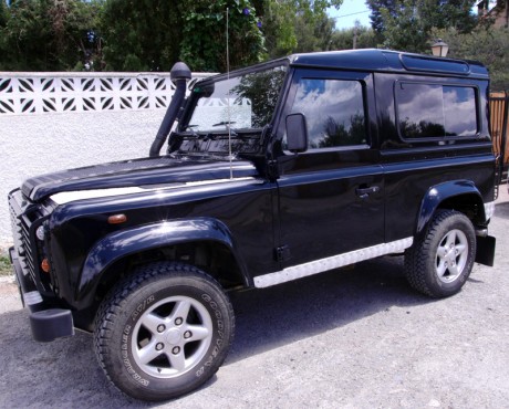 Vendo esta auténtica joya de los 4x4, el  Land Rover DEFENDER 90  de 3 puertas en color negro.

El coche 01