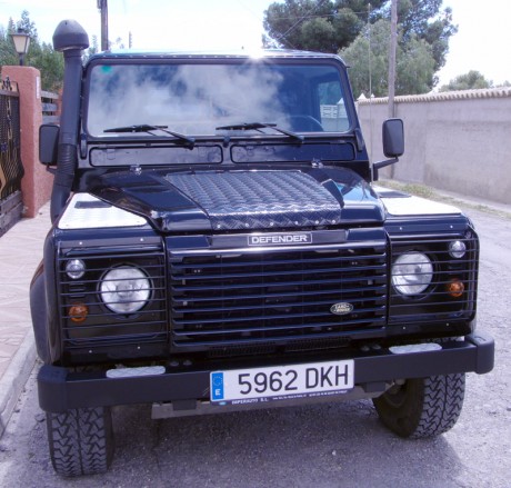 Vendo esta auténtica joya de los 4x4, el  Land Rover DEFENDER 90  de 3 puertas en color negro.

El coche 00