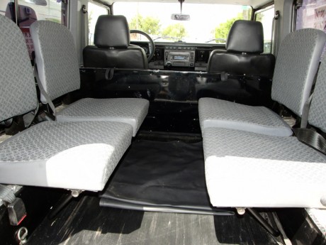 Vendo esta auténtica joya de los 4x4, el  Land Rover DEFENDER 90  de 3 puertas en color negro.

El coche 11