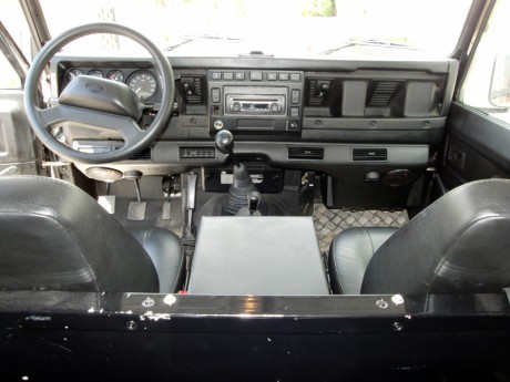 Vendo esta auténtica joya de los 4x4, el  Land Rover DEFENDER 90  de 3 puertas en color negro.

El coche 10