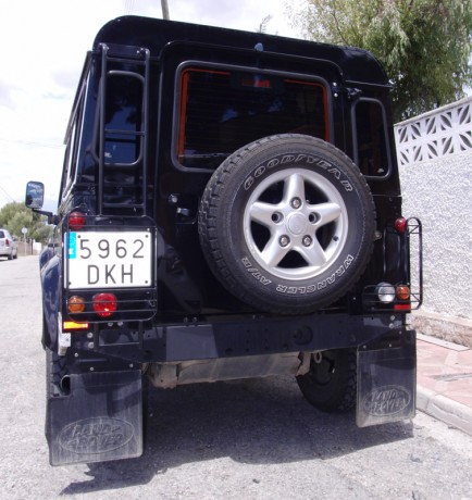 Vendo esta auténtica joya de los 4x4, el  Land Rover DEFENDER 90  de 3 puertas en color negro.

El coche 22