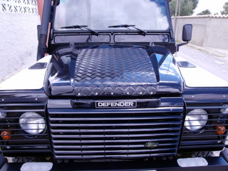Vendo esta auténtica joya de los 4x4, el  Land Rover DEFENDER 90  de 3 puertas en color negro.

El coche 21