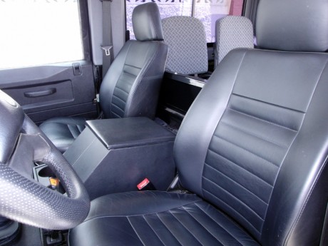 Vendo esta auténtica joya de los 4x4, el  Land Rover DEFENDER 90  de 3 puertas en color negro.

El coche 20