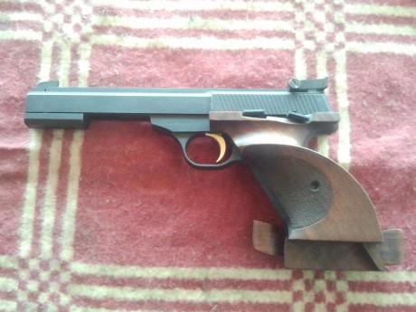 Hola, hay un compañero del club ya mayor que se quiere vender por retirarse del tiro deportivo varias 01