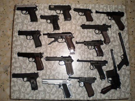 Hola amigos pues eso vendo esta gran colección de miniaturas de pistolas y revolveres, de metal y plastico 02