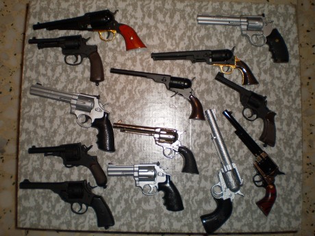 Hola amigos pues eso vendo esta gran colección de miniaturas de pistolas y revolveres, de metal y plastico 01