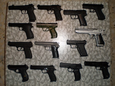 Hola amigos pues eso vendo esta gran colección de miniaturas de pistolas y revolveres, de metal y plastico 00