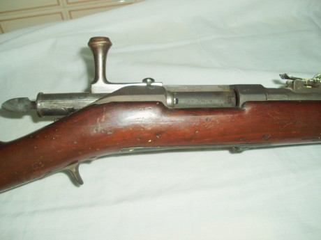 ¿Alguien tiene infomación sobre este fusil? Creo que es italiano y como podreis apreciar carece de guardamonte.
Saludos 00