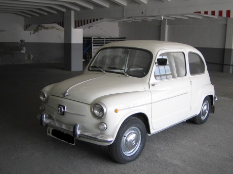 Lo dicho, el coche está como acabado de comprar con todas las piezas originales y con la chapa y pintura 00