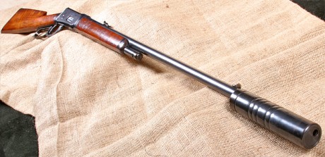El ex presidente de EEUU Teddy Roosevelt, famoso por su afición a las armas, la caza y el tiro en general, 00