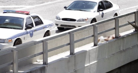 Ya veis cómo están las cabezas:


 La Policía abate a un hombre desnudo que se estaba comiendo la cara 70
