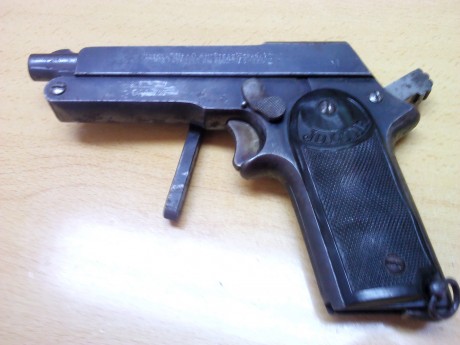  Buen corto !! pero hay una gran pega!! esos uniformes ni siquiera son españoles y esas escopetas de caza 50