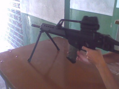 Un pregunta. El G36 se supone que es ambidiestro. Pero si te lo pones en la parte izquierda no te podrian 100