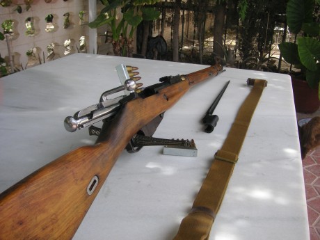El Mosin-Nagant ..
es un rifle militar accionado por cerrojo, con cargador de cinco proyectiles, que 80