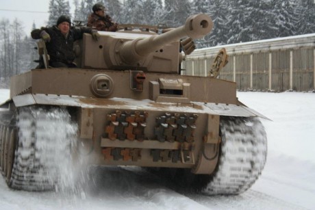 Y de la segunda guerra mundial, frente del este, y con carros de combate a mansalva...

WHITE TIGER

 92