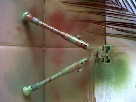 Aquí enriquezco el asunto con unas imagenes de armas pintadas por mi. Si alquien quiere información sobre 50