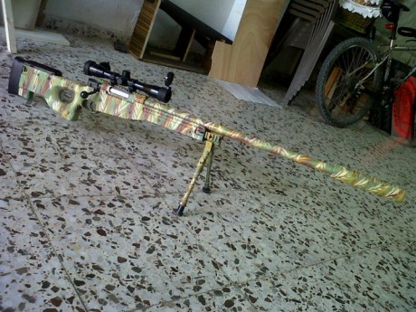 Aquí enriquezco el asunto con unas imagenes de armas pintadas por mi. Si alquien quiere información sobre 130