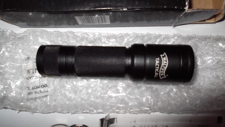 Vendo esta Linterna de xenon de la prestigiosa fábrica Walther, y sin estrenar. produce una potencia lumínica 01