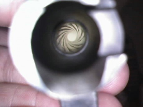 Hola, tengo una antigua pistola en tiro, la cual tiene el interior del cañón y recamara "rugoso".
No 60