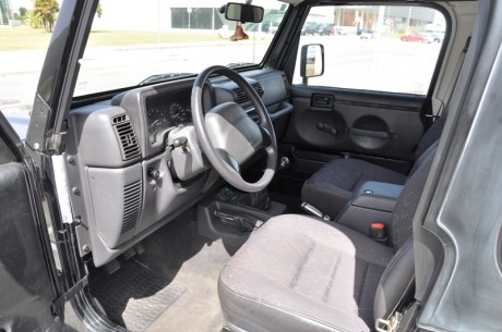 Vendo Jeep Wrangler Sport 2.5 - 121 cv, matriculado en Diciembre del 98, en muy buen estado, I. T. V. 12