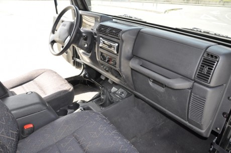 Vendo Jeep Wrangler Sport 2.5 - 121 cv, matriculado en Diciembre del 98, en muy buen estado, I. T. V. 10