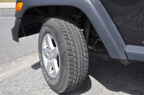 Vendo Jeep Wrangler Sport 2.5 - 121 cv, matriculado en Diciembre del 98, en muy buen estado, I. T. V. 20