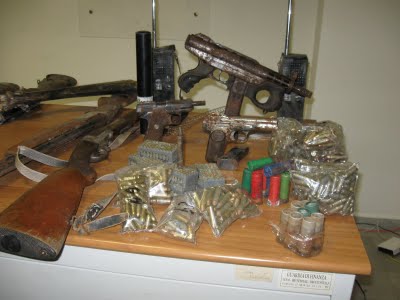 HOLA,aqui os dejo unas fotos de armas incautadas en italia, y que iban a ser usadas para asaltar furgones 150