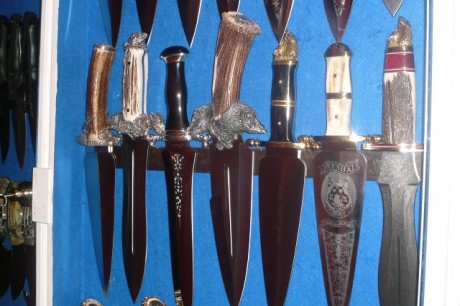 hola buenas,aqui os presento un cuchillo de la casa muela.es el muela macareno,es un cuchillo de remate 21