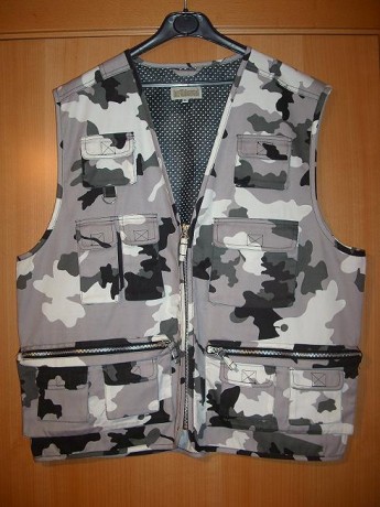 Hola!!!

Vendo chaleco camuflaje urbano.
Talla grande, XL.

. 2 bolsillos grandes traseros (cierre velcro).
. 00