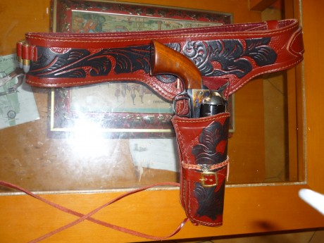 Muy buenas:

Pues eso, quisiera saber qué funda me recomendáis para mi Uberti Cattleman 1873 con cañón 70