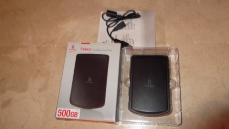 Vendo este disco duro Iomega Select Portable Hard Drive de 500 GB, está completo, con todos los accesorios 01
