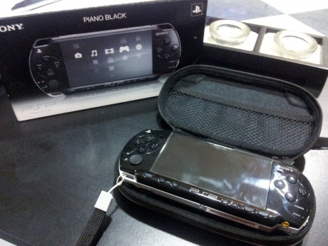 vendo psp 2004 slim,lleva el pirateo permanente,tarjeta de 4gb y otra de 1gb,con su caja y manuales y 00